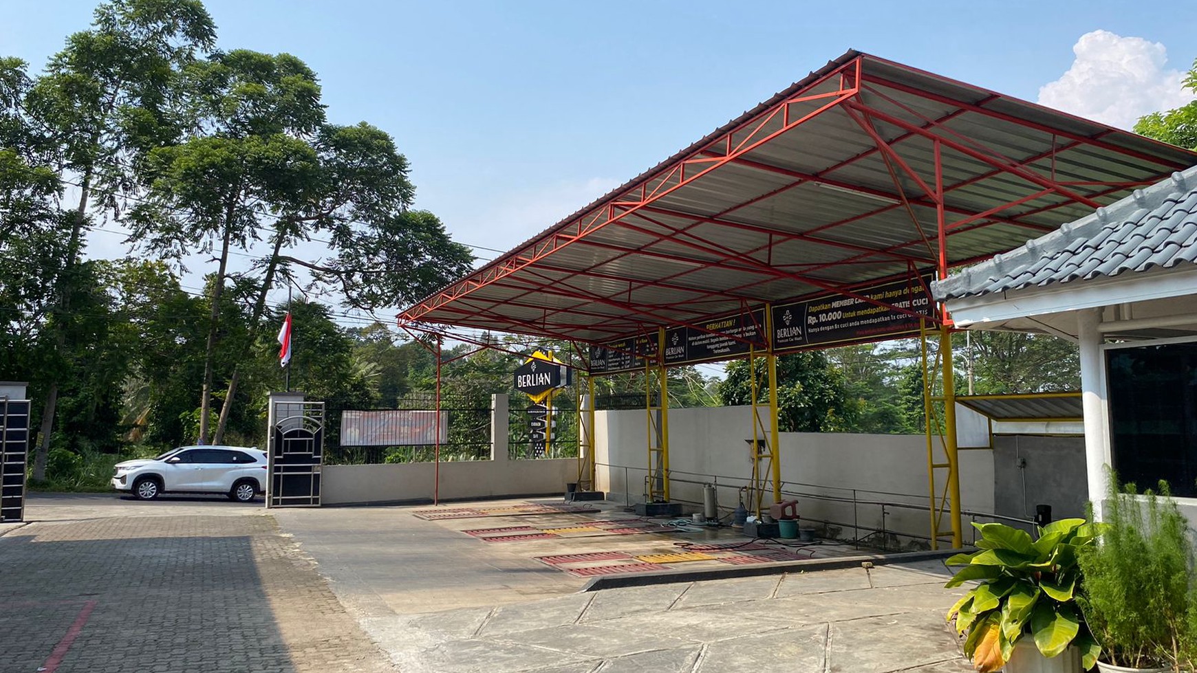 Dijual Rumah Mewah Tanah 2800m2 Serta Usaha Cafe dan Carwash di Teluk Betung