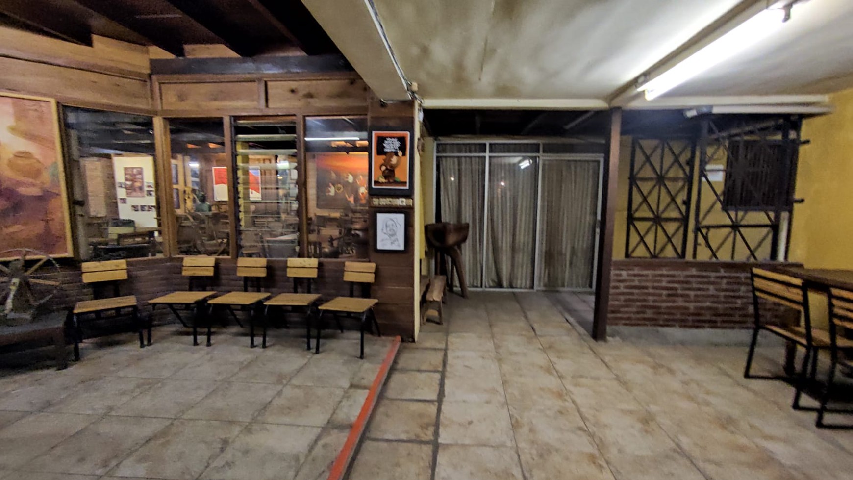 Bangunan Galeri dan Cafe 2 Lantai Di Ringroad Selatan, Bantul