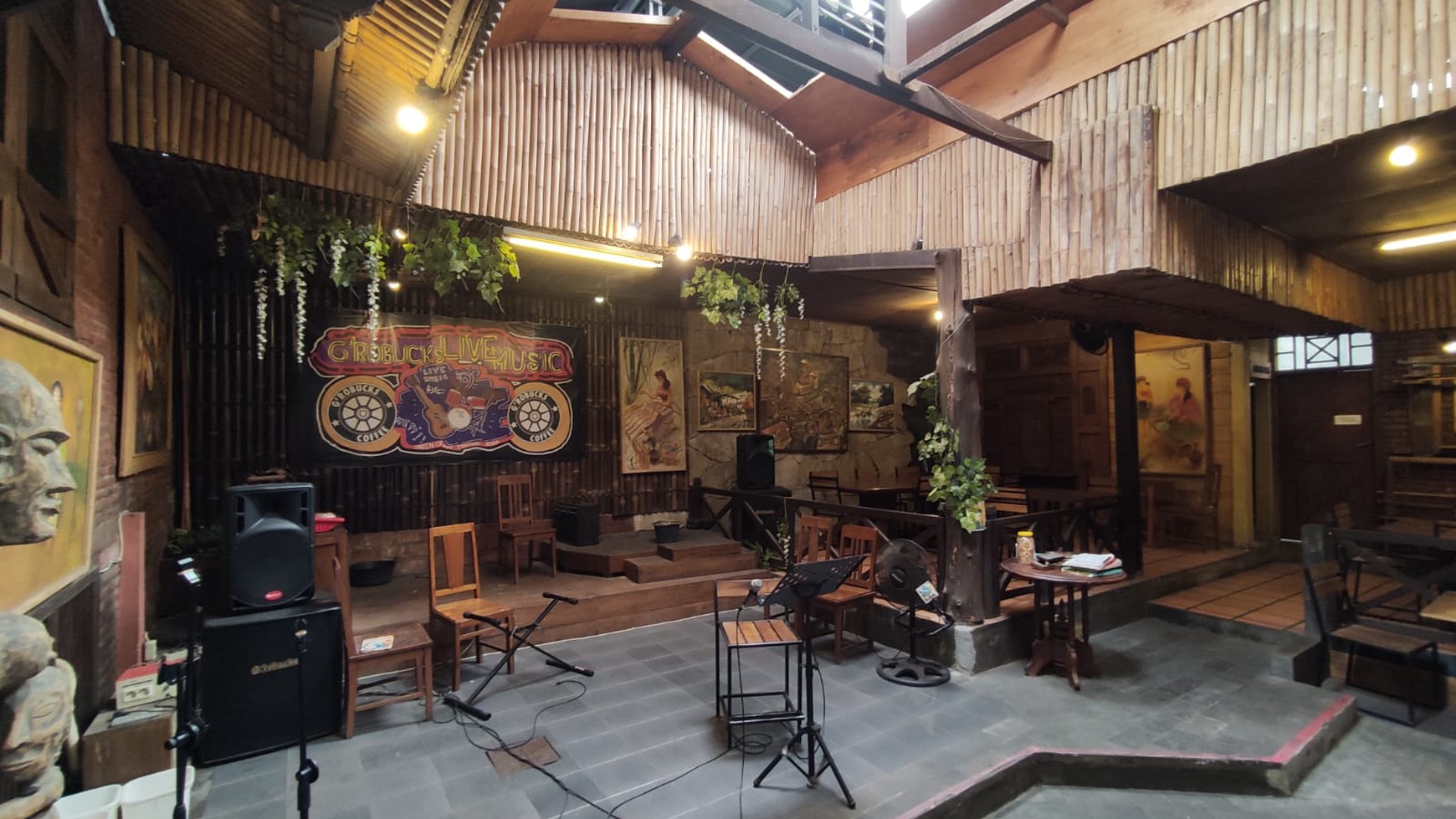 Bangunan Galeri dan Cafe 2 Lantai Di Ringroad Selatan, Bantul