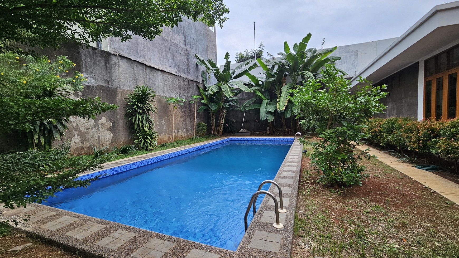 Rumah Siap Huni dan Asri dengan Kolam Renang di Kemang Timur, Jakarta Selatan 