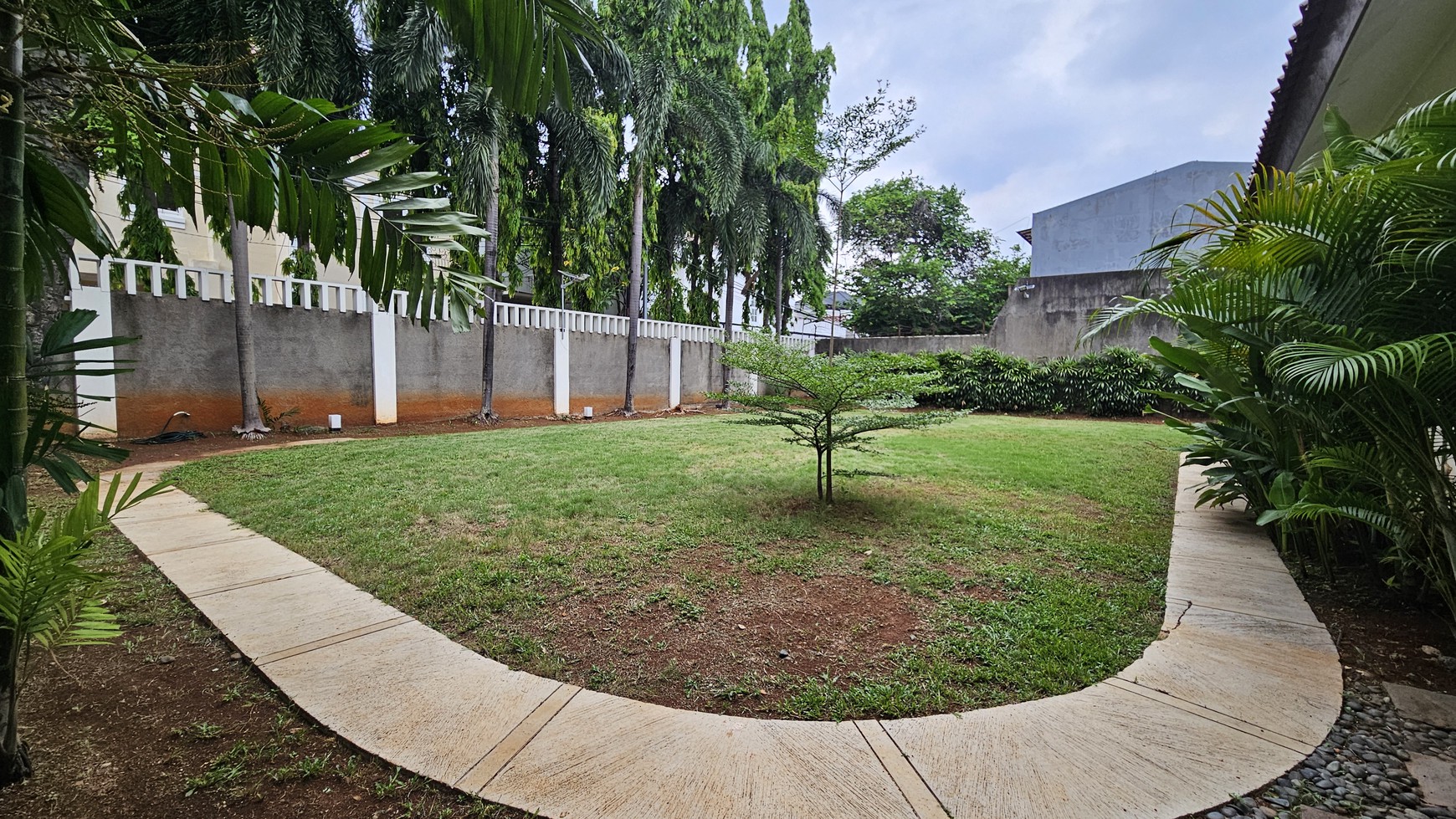 Rumah Siap Huni dan Asri dengan Kolam Renang di Kemang Timur, Jakarta Selatan 