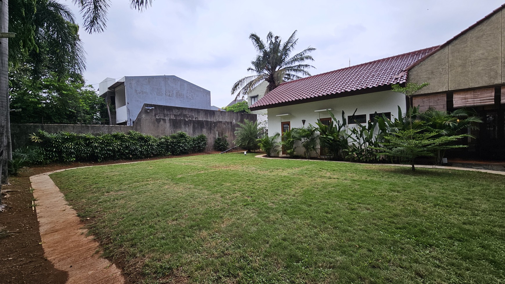 Rumah Siap Huni dan Asri dengan Kolam Renang di Kemang Timur, Jakarta Selatan 