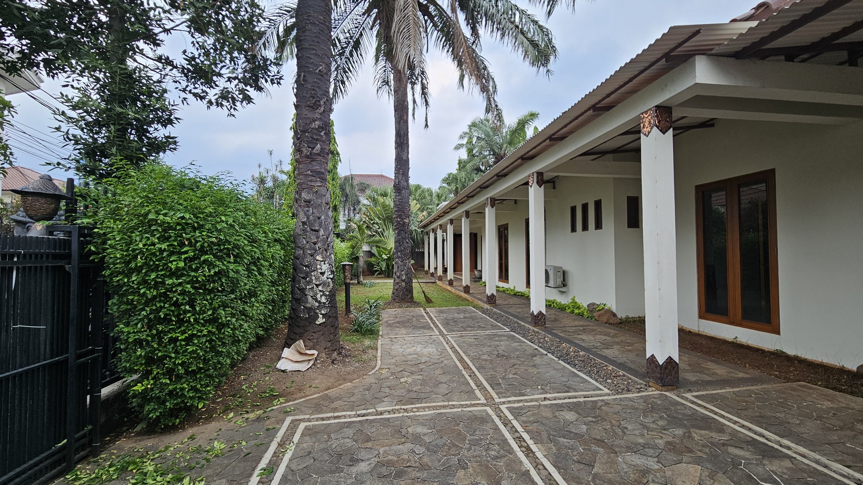 Rumah Siap Huni dan Asri dengan Kolam Renang di Kemang Timur, Jakarta Selatan 