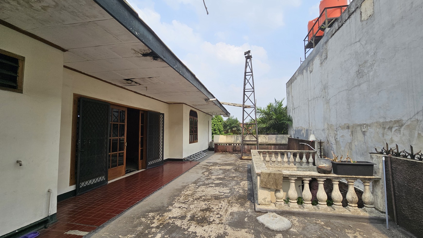 Rumah cocok untuk usaha dan huni, akses pinggir jalan di Kemang, jakarta Selatan..