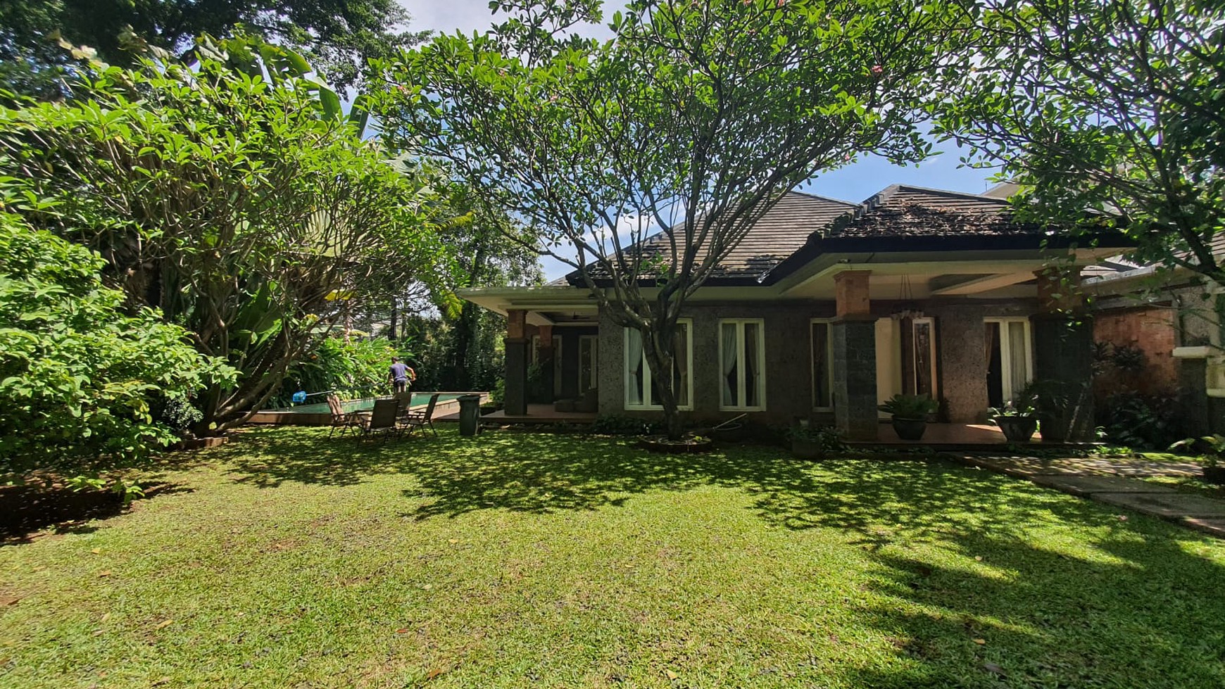 BEAUTIFUL HOUSE WITH BIG GARDEN IN KEMANG