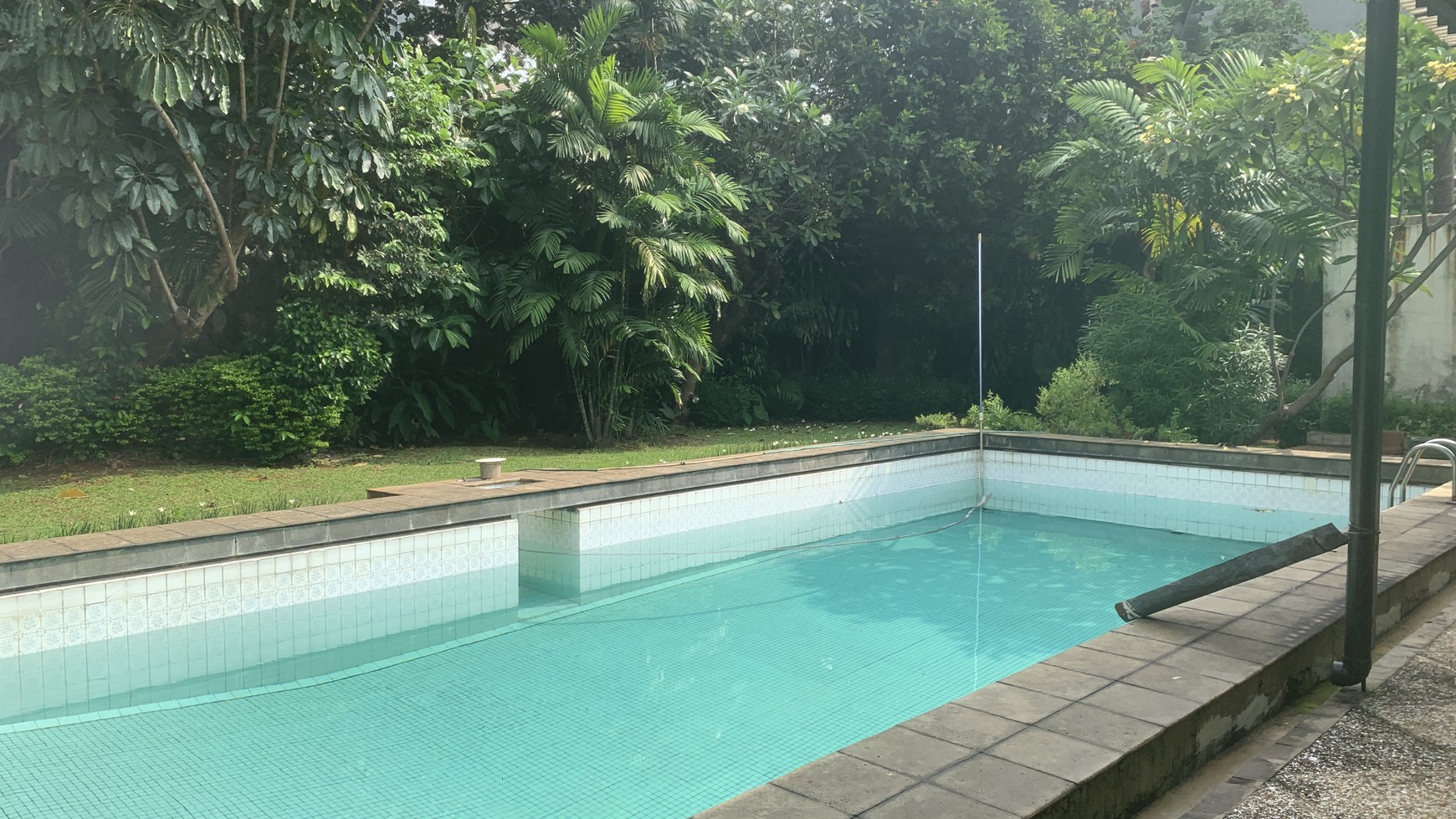 BEAUTIFUL WITH HUGE BACKYARD HOUSE AT KEMANG, JAKARTA SELATAN