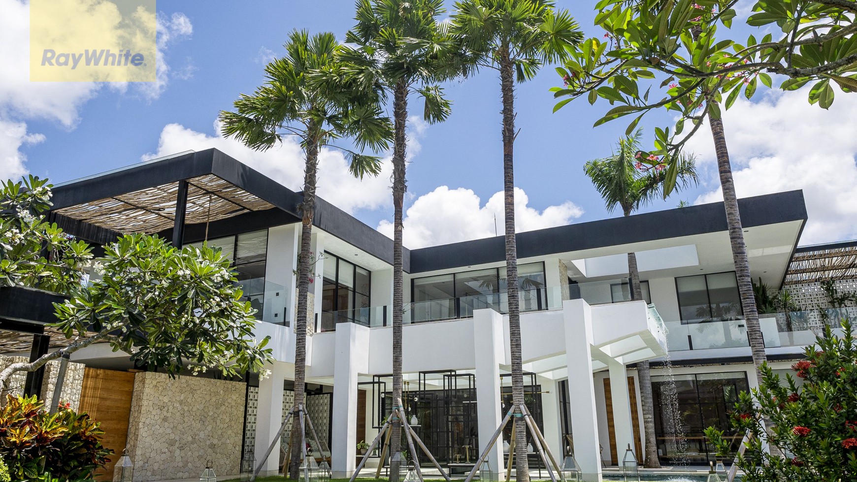 One of a kind Designer Villa in great Location of Canggu Bali
