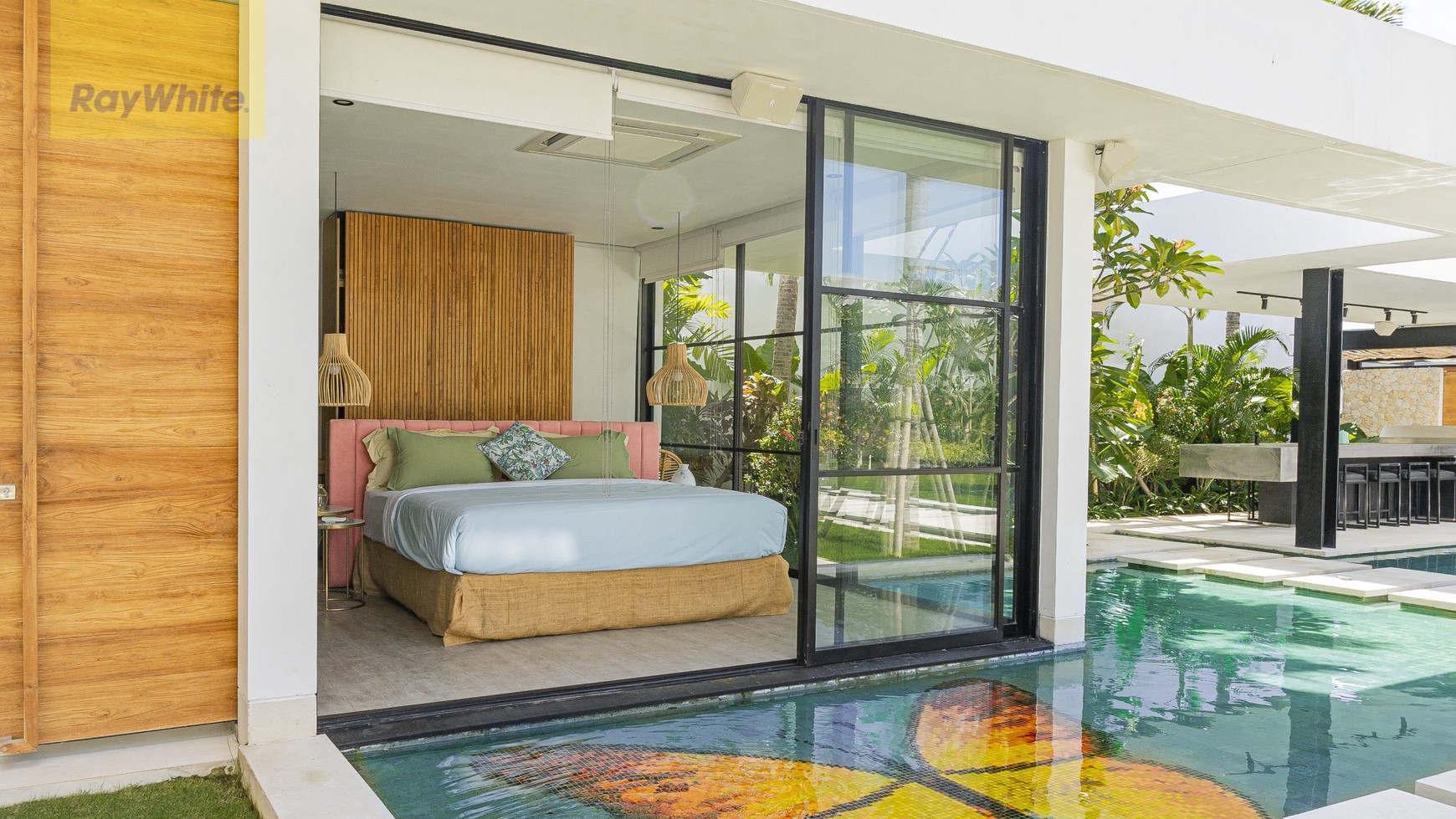 One of a kind Designer Villa in great Location of Canggu