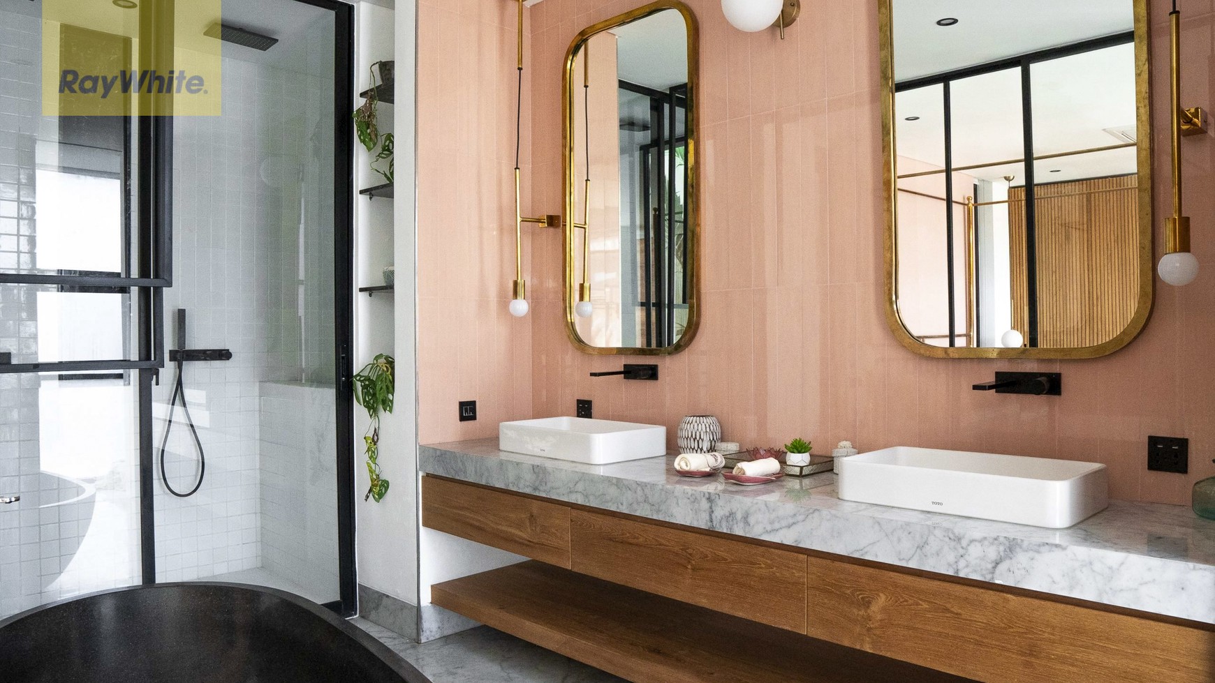 One of a kind Designer Villa in great Location of Canggu Bali