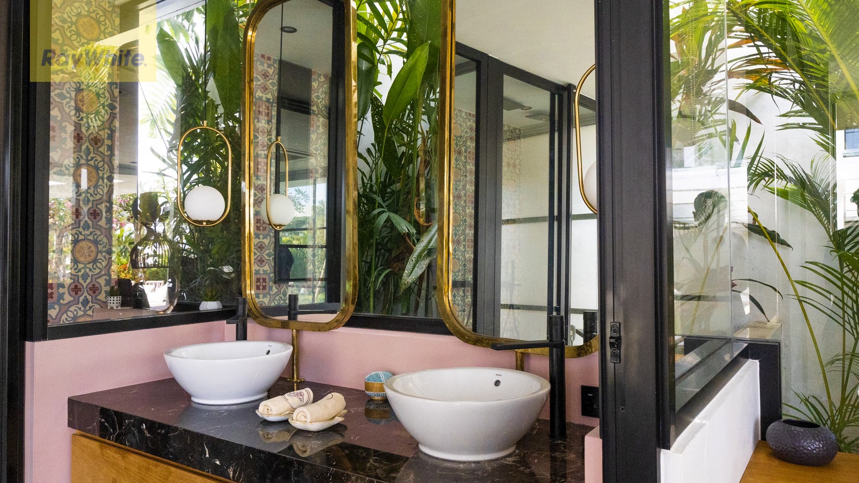 One of a kind Designer Villa in great Location of Canggu Bali