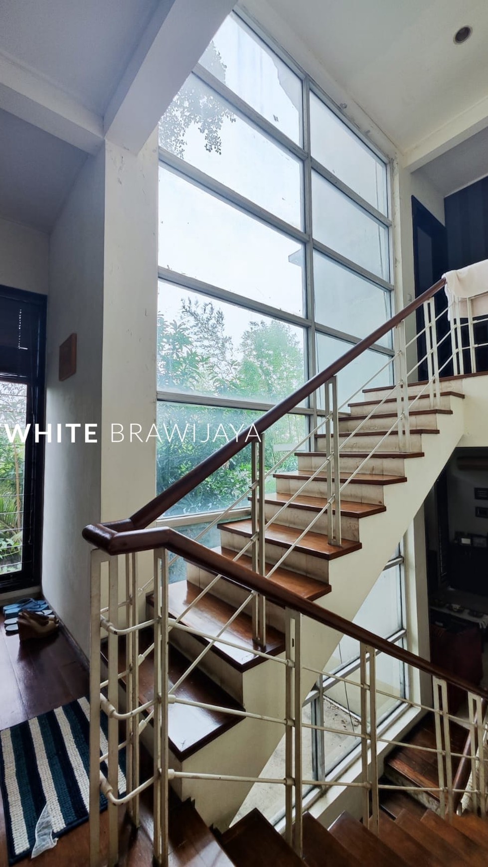 Townhouse dalam Kompleks Kemang Raya Lokasi Strategis