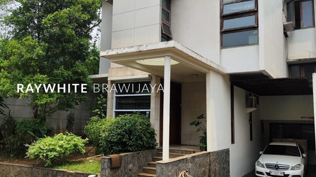 Townhouse dalam Kompleks Kemang Raya Lokasi Strategis