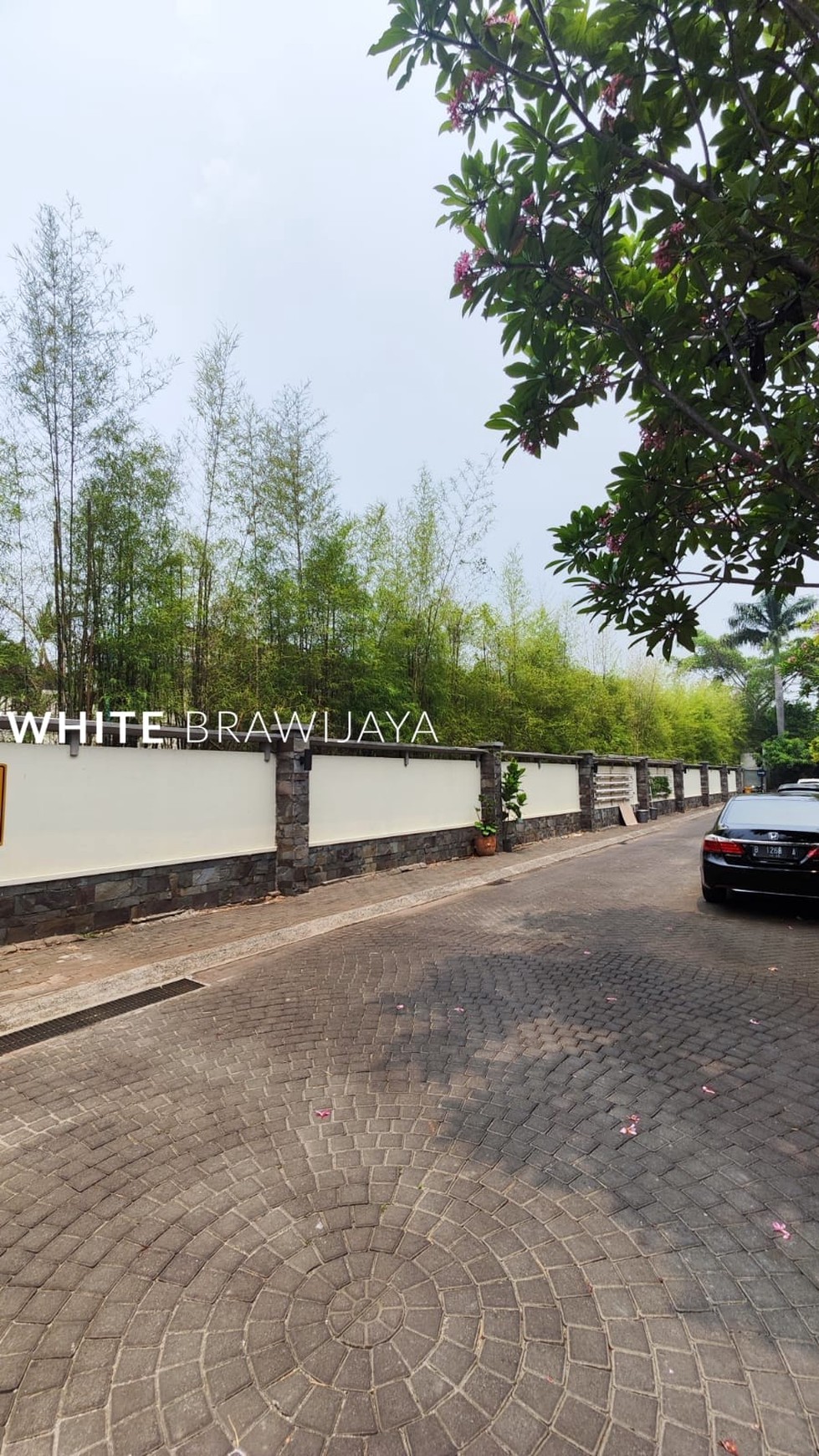 Townhouse dalam Kompleks Kemang Raya Lokasi Strategis