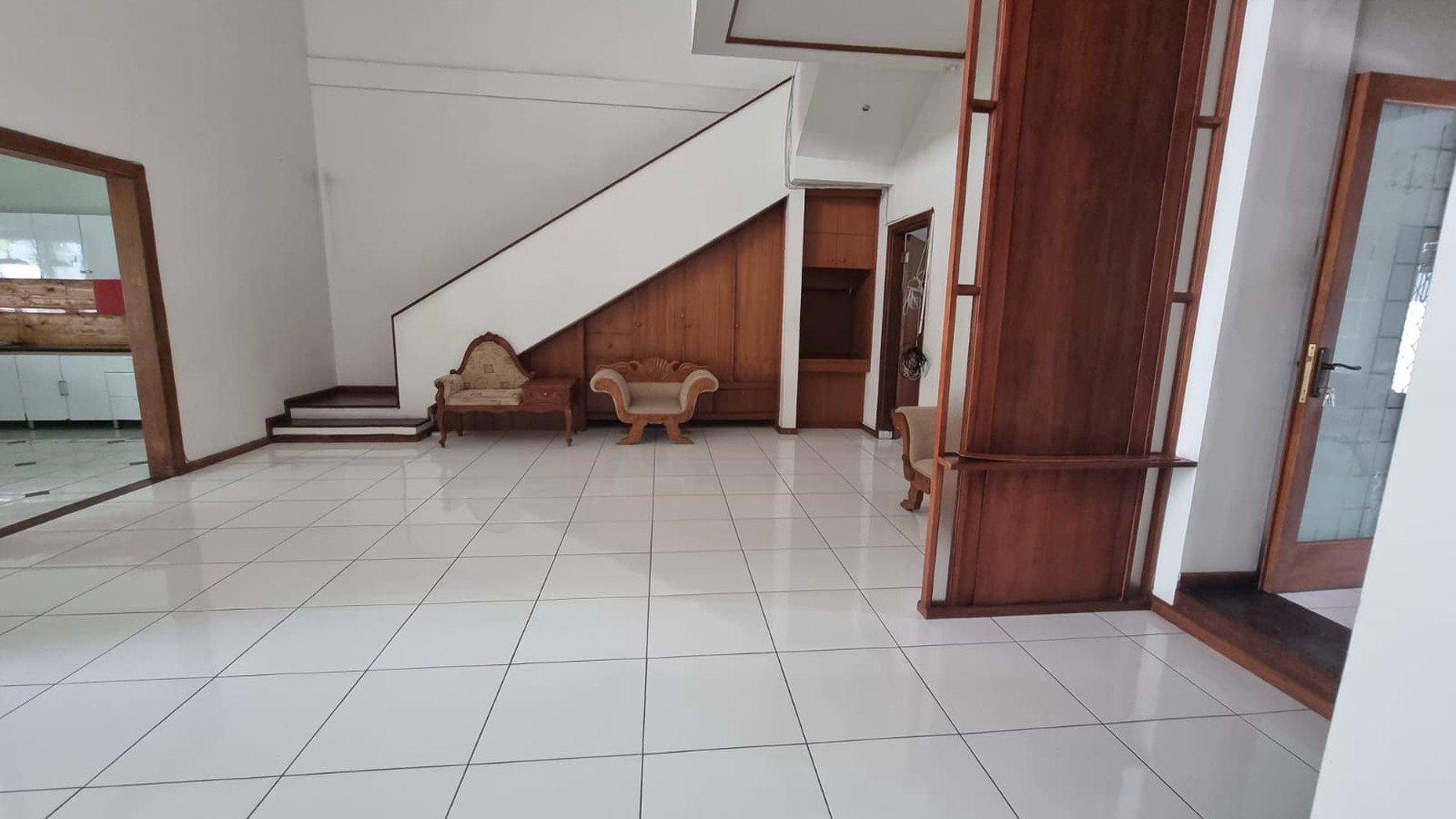 Rumah Mewah Semi Furnished di Setra Indah Bandung