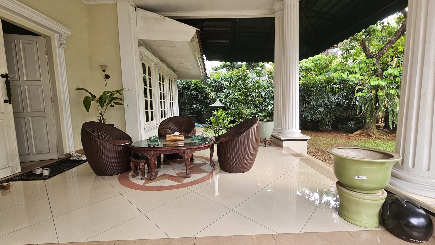 Rumah Siap Huni dengan pool di Kemang timur, Jakarta Selatan.