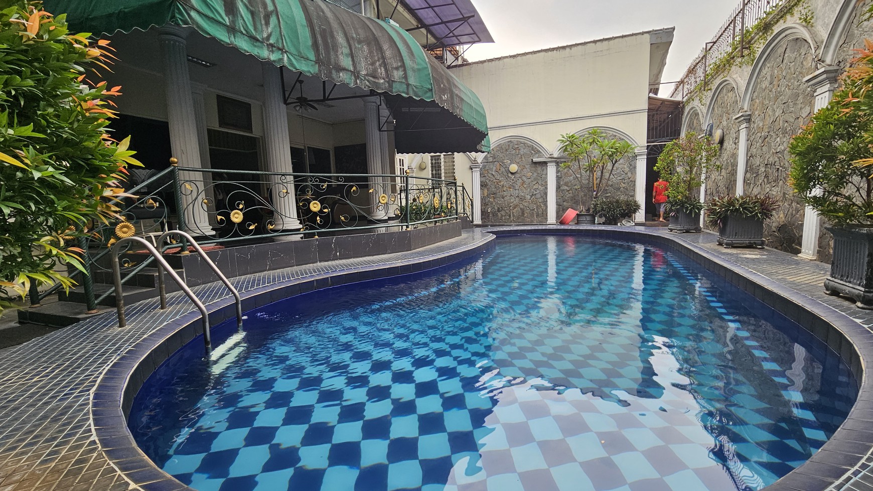 Rumah Siap Huni dengan pool di Kemang timur, Jakarta Selatan.