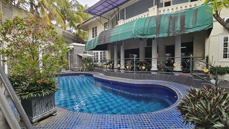 Rumah Siap Huni dengan pool di Kemang timur, Jakarta Selatan.