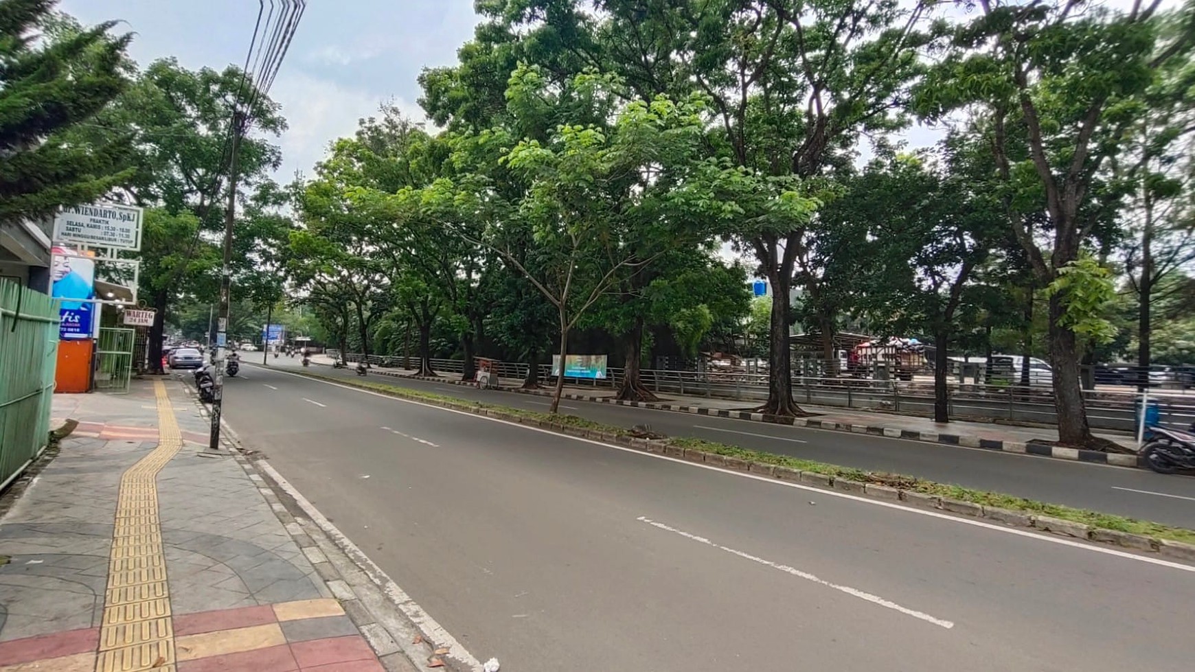 Rumah untuk usaha, di jalan raya Kencana Loka, BSD City. Traffic tinggi