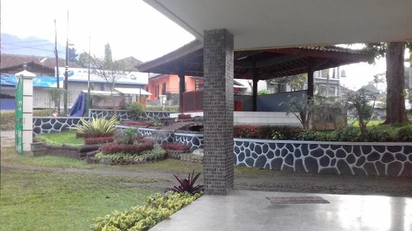 Villa terawat dgn halaman luas di Puncak Bogor