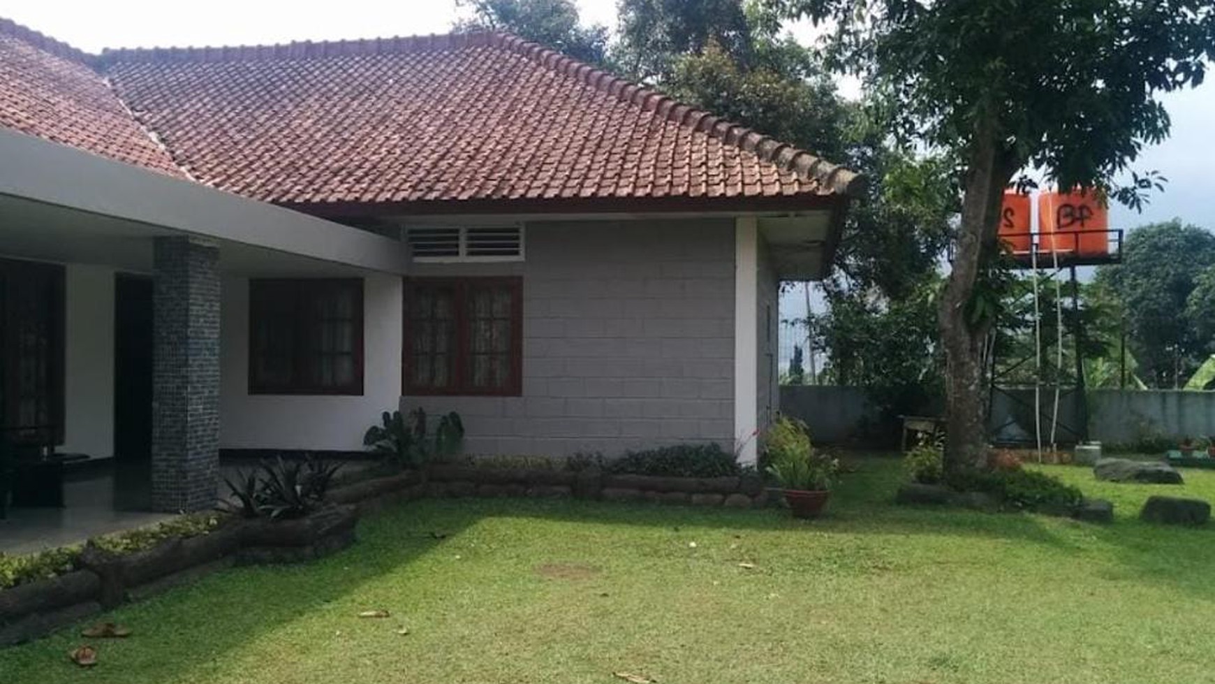 Villa terawat dgn halaman luas di Puncak Bogor