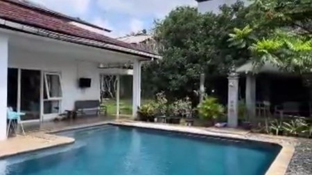 Rumah Cantik dengan Pool, halaman luas di Kemang, Jakarta Selatan