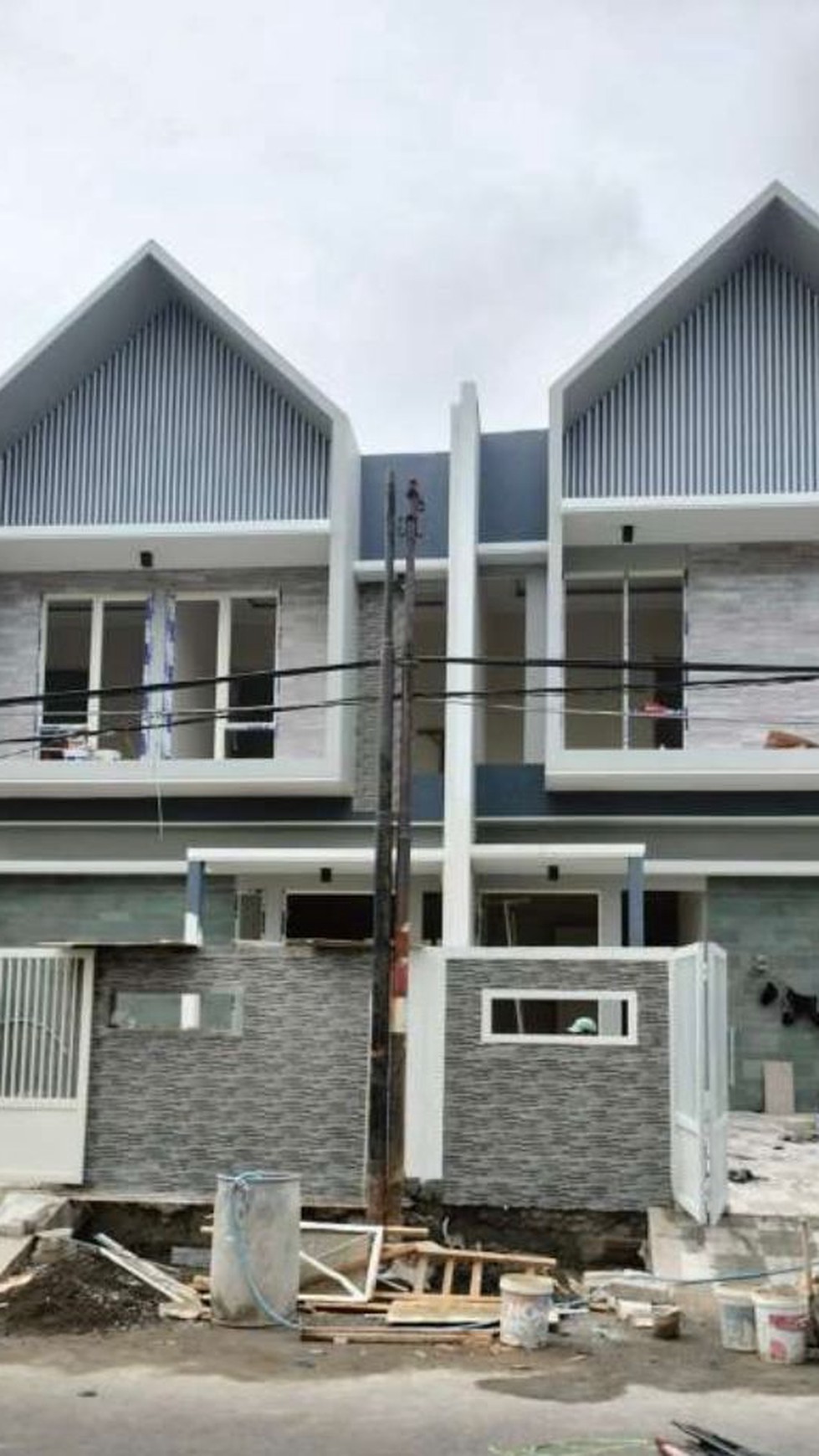 Rumah Manyar Tirtomoyo - Surabaya Timur - New Baru Scandinavian Modern SPESIAL Row Jalan RAYA KEMBAR dekat Sekolah Petra Manyar