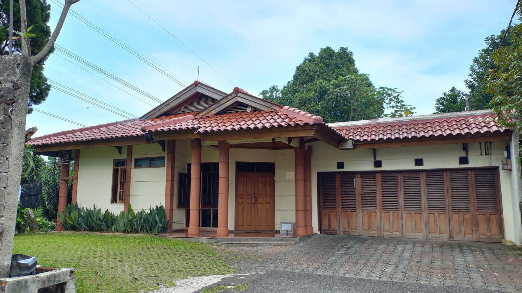 Rumah unik Cempaka Hijau Bintaro Ciputat TangSel.