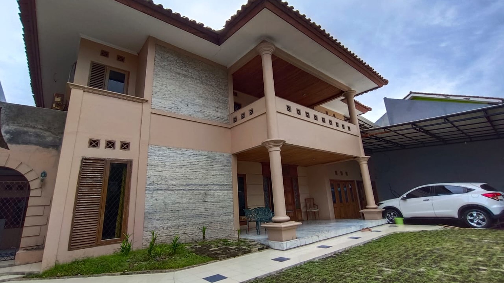 Rumah Klasik Mewah 2 lantai lokasi strategis depan perumahan  Bali View CIRENDEU