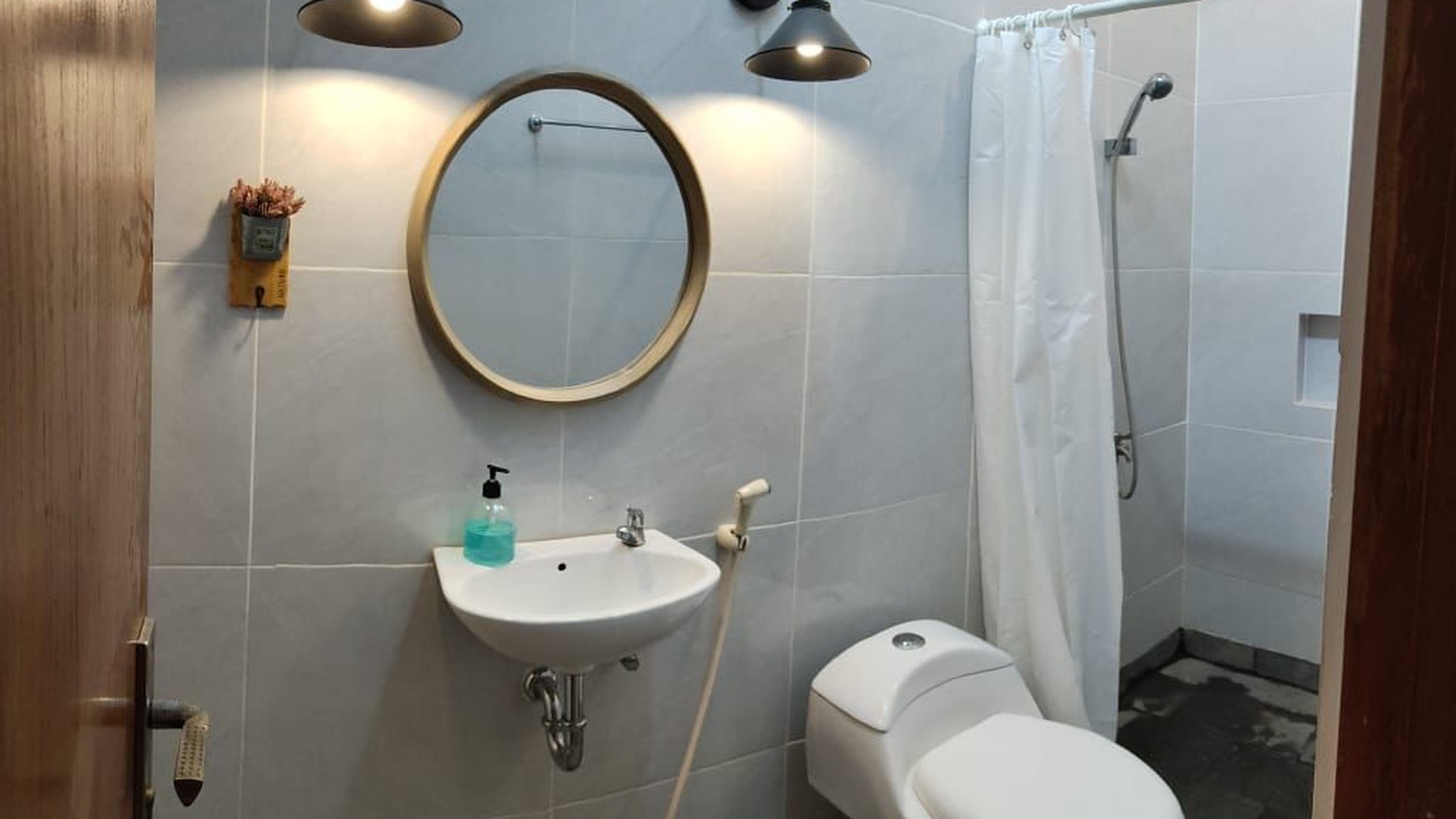 Rumah cantik siap huni di Jombang Ciputat.