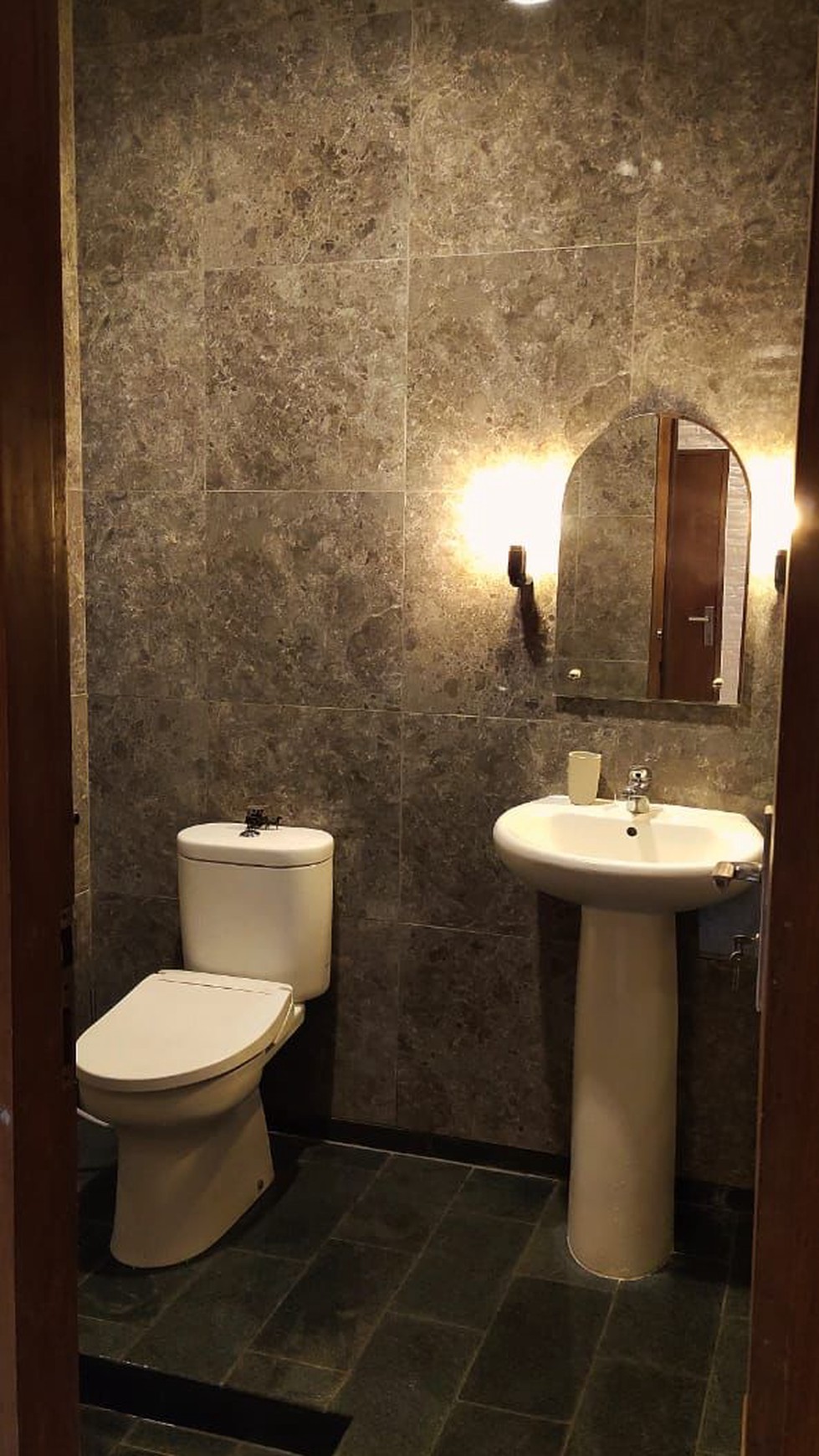 Rumah cantik siap huni di Jombang Ciputat.