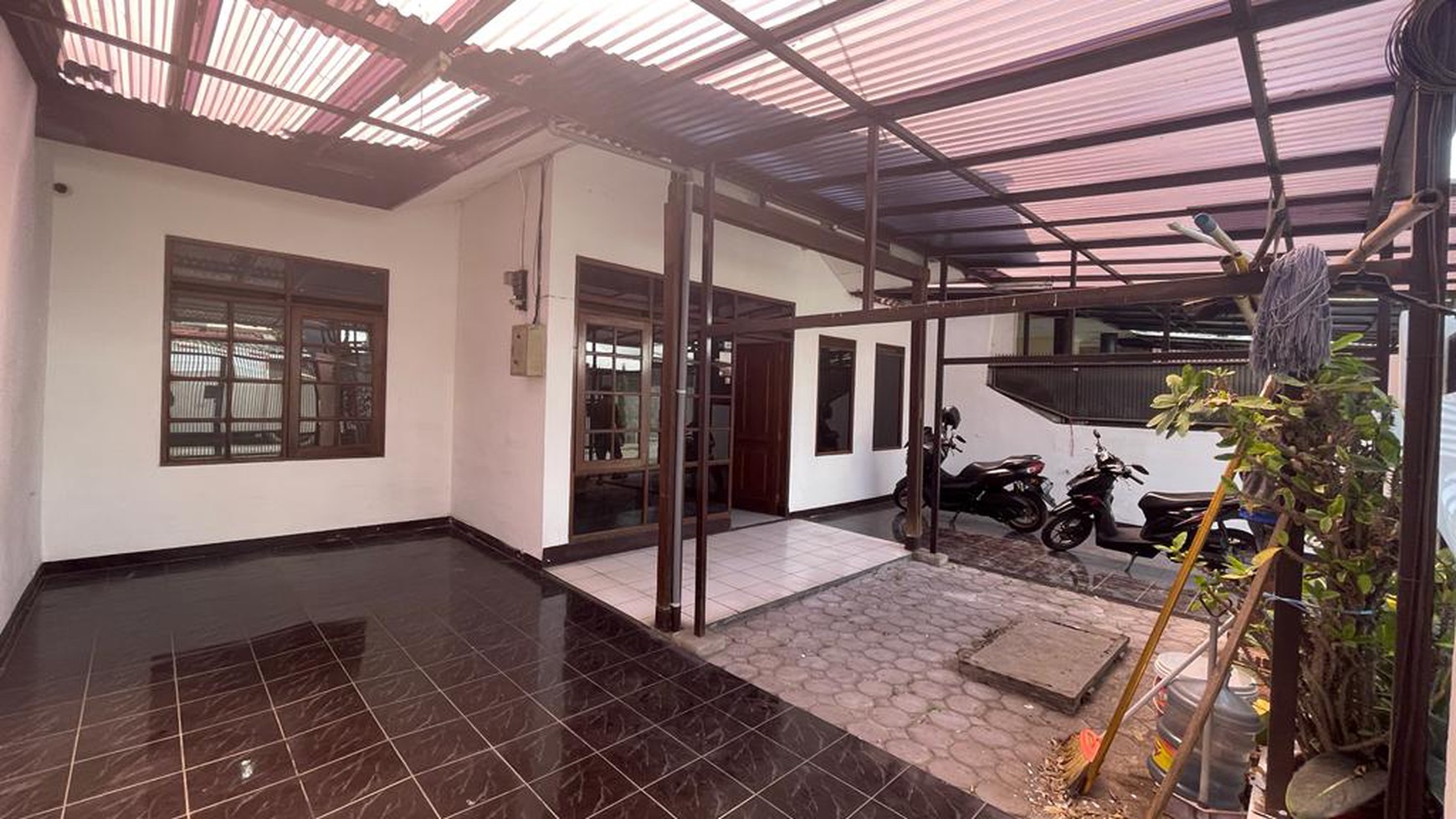 Rumah Minimalis Asri di Komplek Taman Holis Indah, Bandung