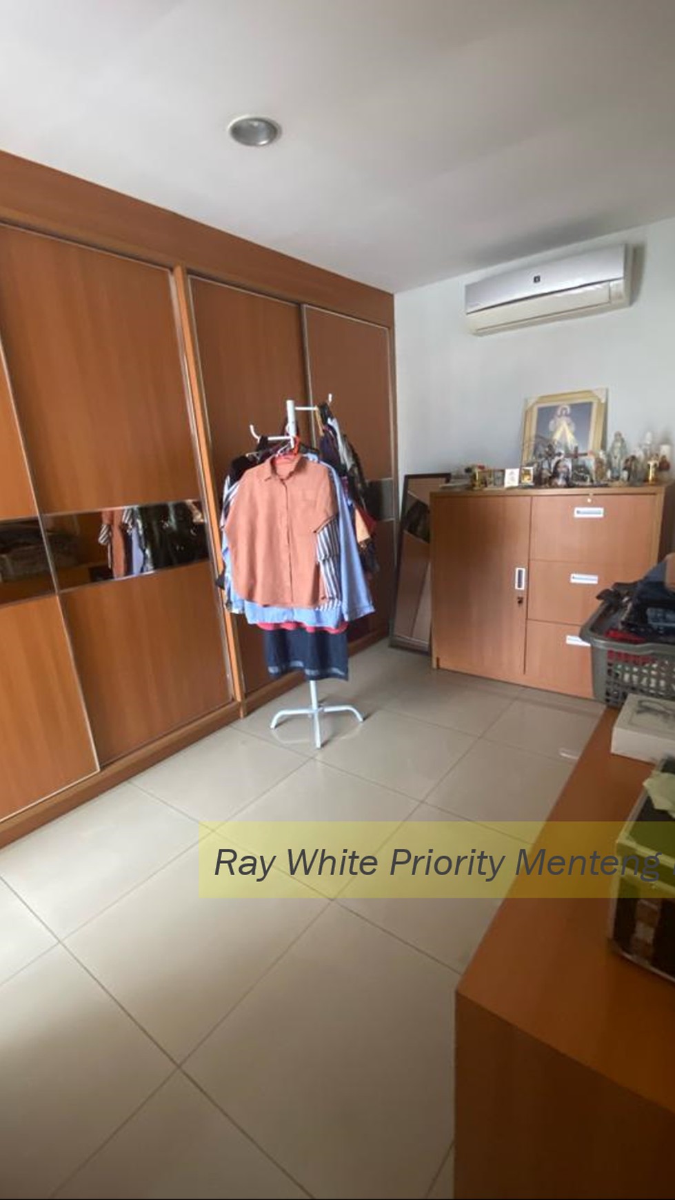 Rumah Modern Hook Dalam Lingkungan Private di Bintaro, Pesanggrahan, Jakarta Selatan