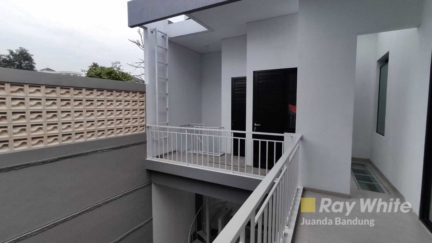 BRAND NEW ! Rumah Minimalis Modern Baru di Setra Duta 