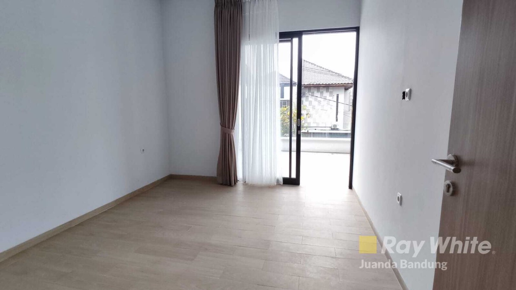 BRAND NEW ! Rumah Minimalis Modern Baru di Setra Duta 