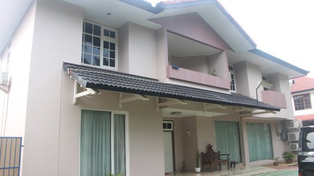 Rumah berlokasi strategis 4 kamar tidur , kolam renang private , area Cipete , Cilandak , Jakarta selatan.