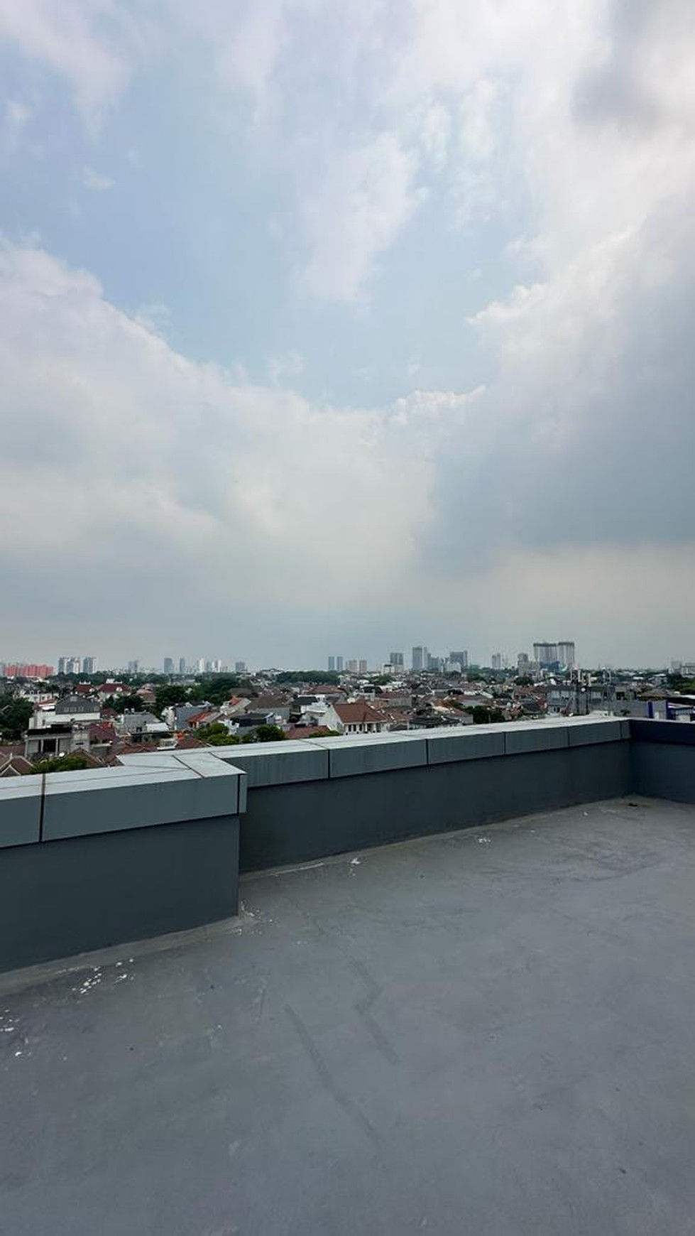 Gedung 5 lantai + RoofTop di Pondok Pinang area