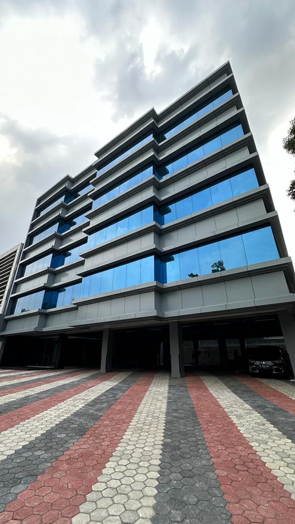 Gedung 5 lantai + RoofTop di Pondok Pinang area