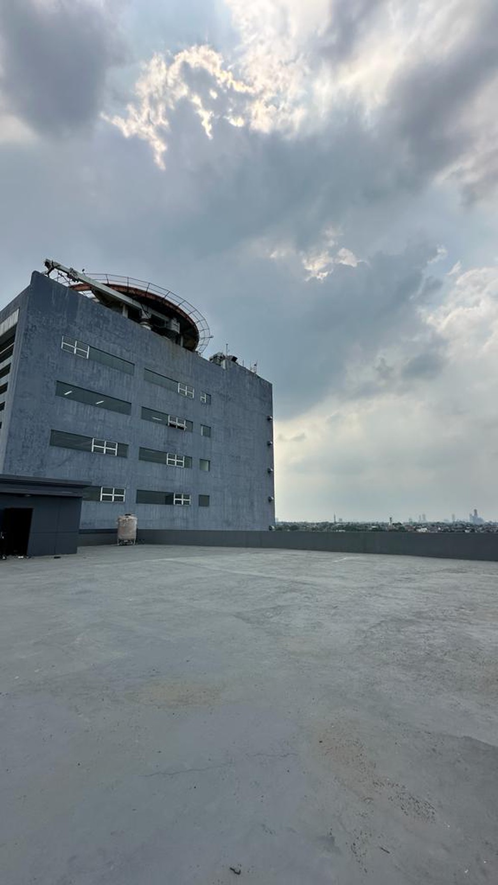 Gedung 5 lantai + RoofTop di Pondok Pinang area