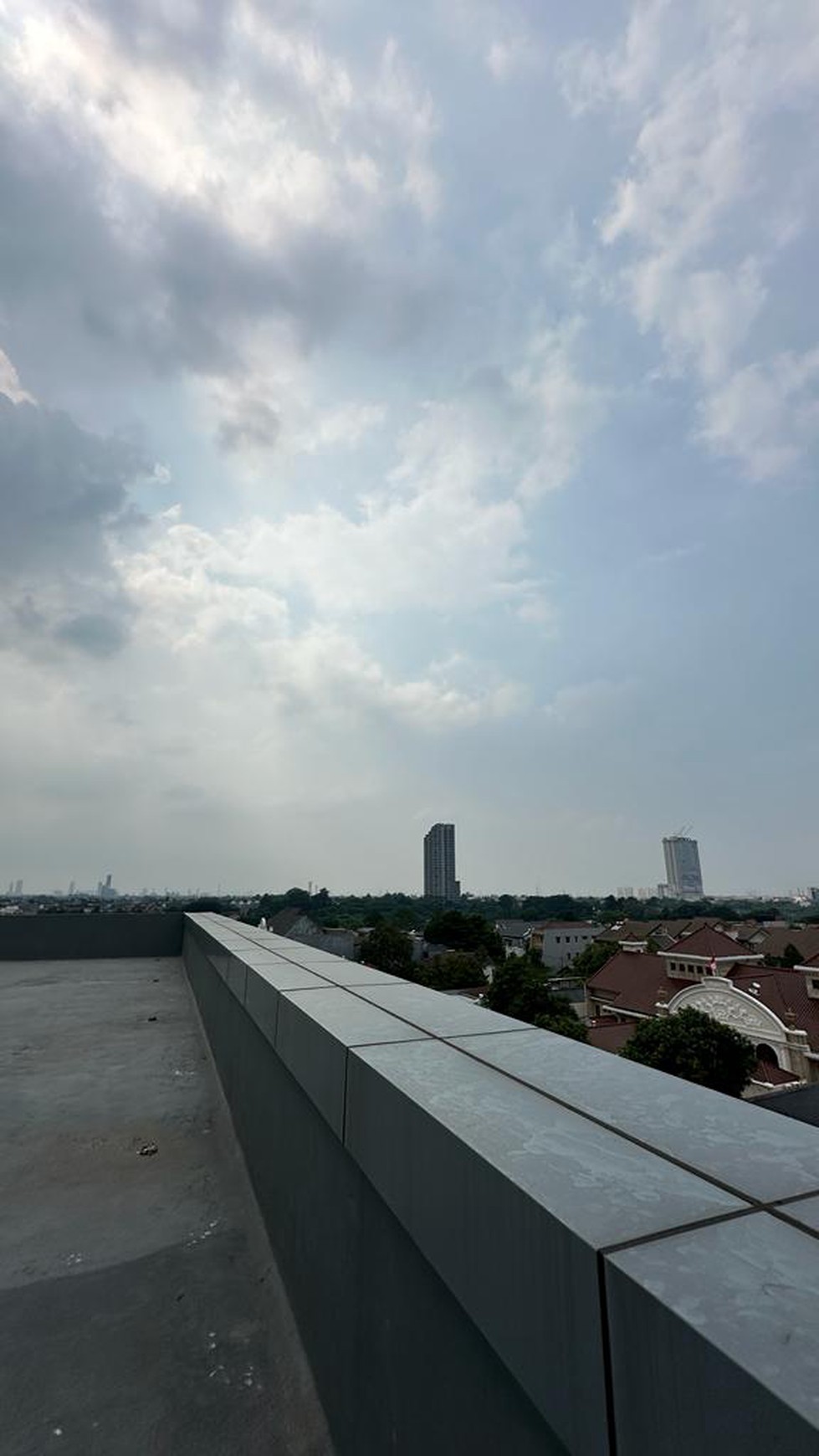 Gedung 5 lantai + RoofTop di Pondok Pinang area