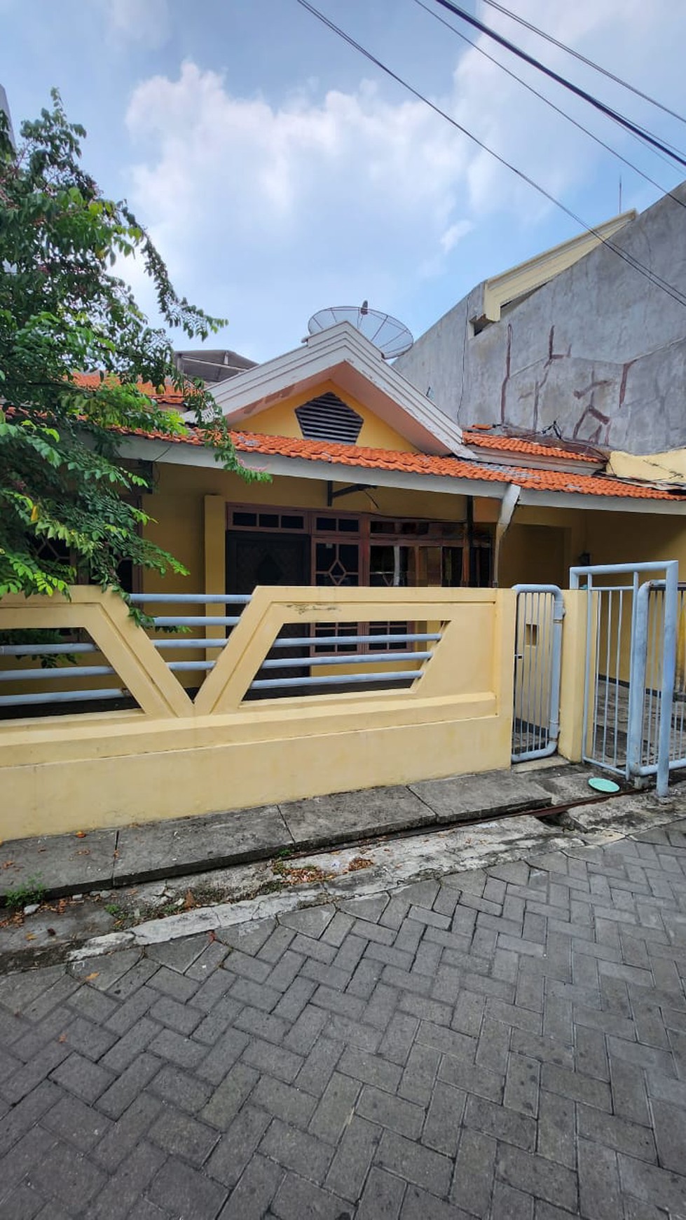 Rumah Darmo Permai Utara Surabaya - LUAS - MURAH Cantik Siap Huni plus Garasi Carport 2 Mobil