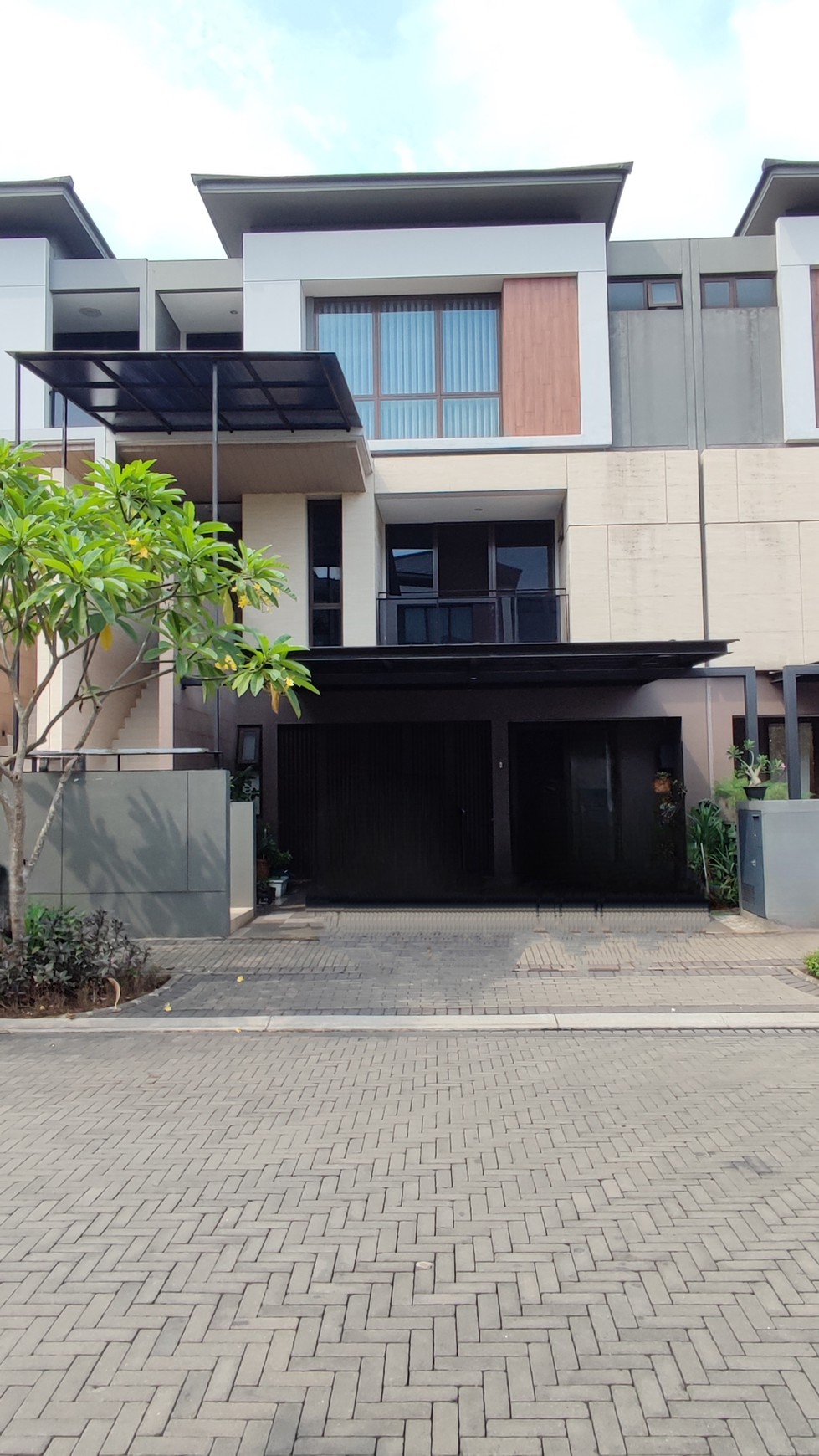 Flash Sale. Rumah mewah di Zora Kimora, BSD