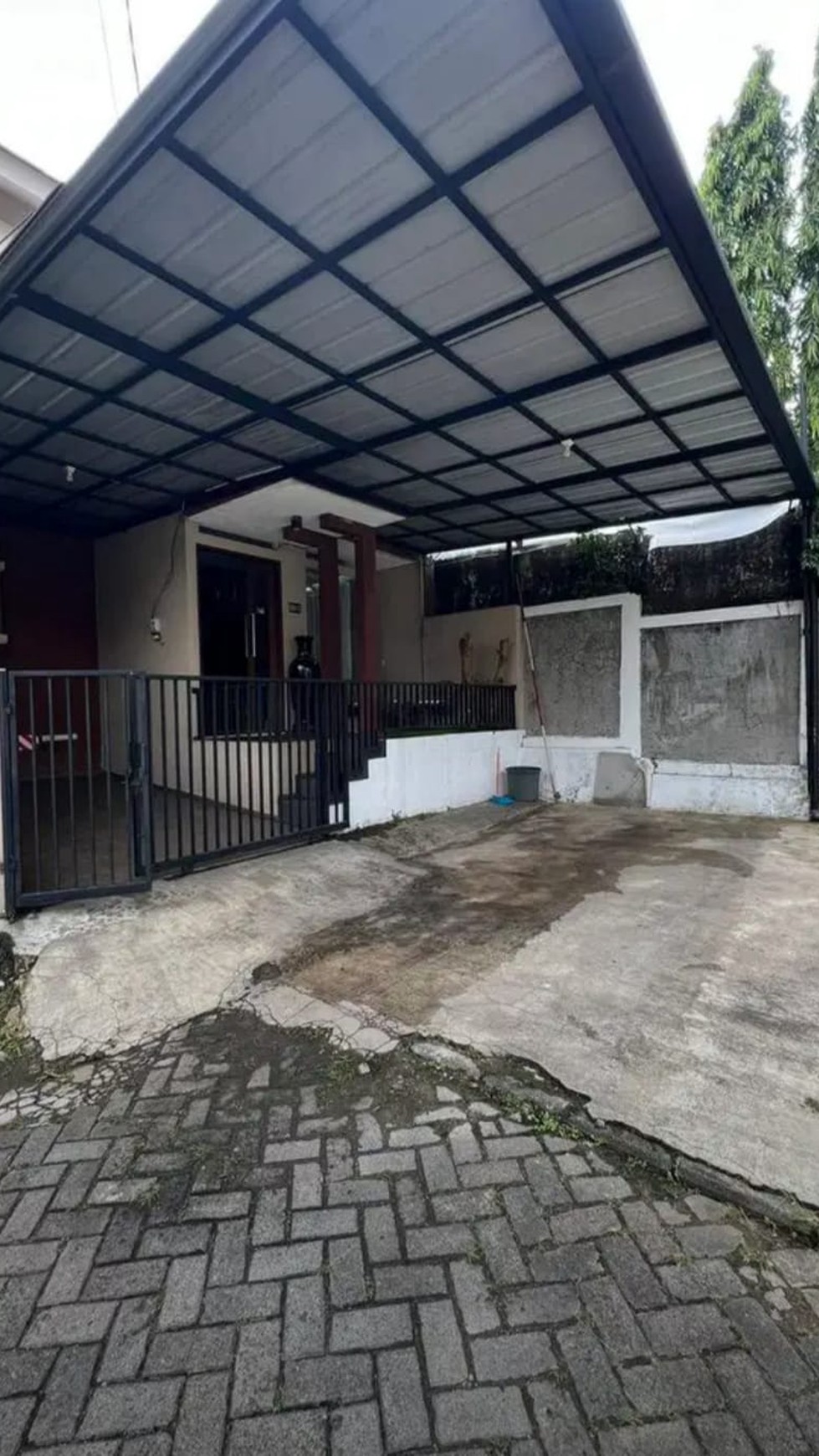 Rumah rapih, 2 lantai, lokasi strategis di Bintaro sektor 5