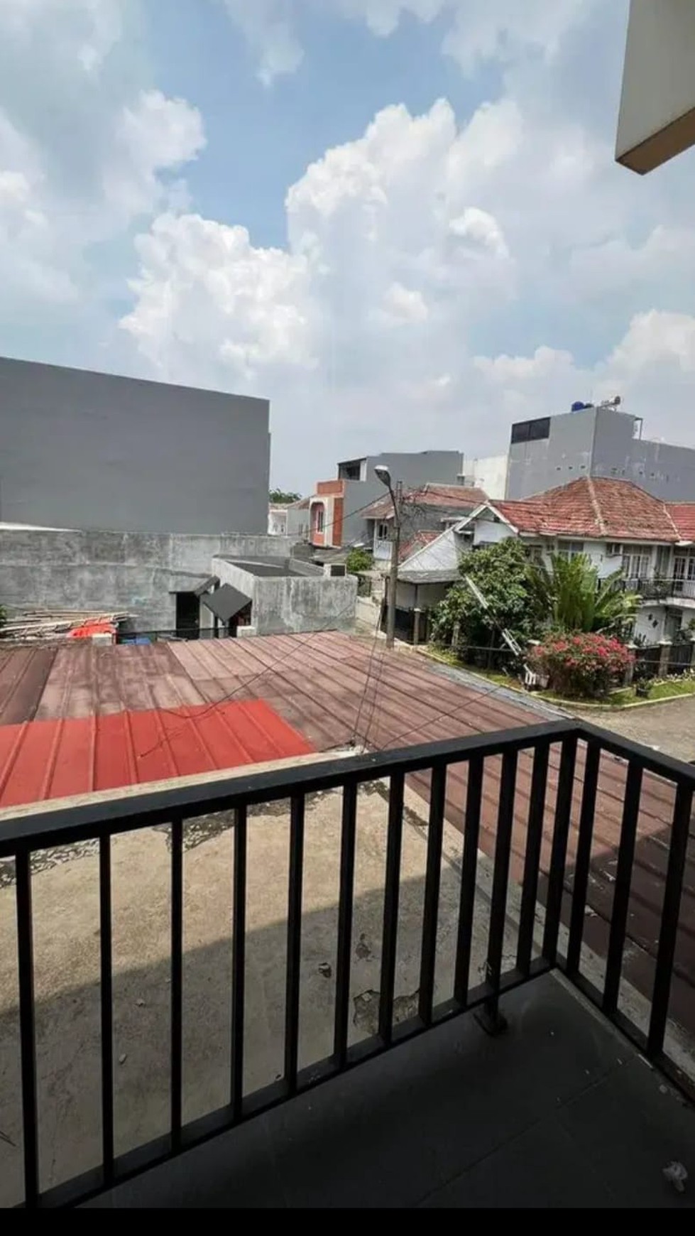 Rumah rapih, 2 lantai, lokasi strategis di Bintaro sektor 5