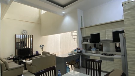 Rumah Kondisi Bagus 2 Lt Strategis Tanjung Duren. Walking distance pusat kuliner Tanjung Duren Raya.