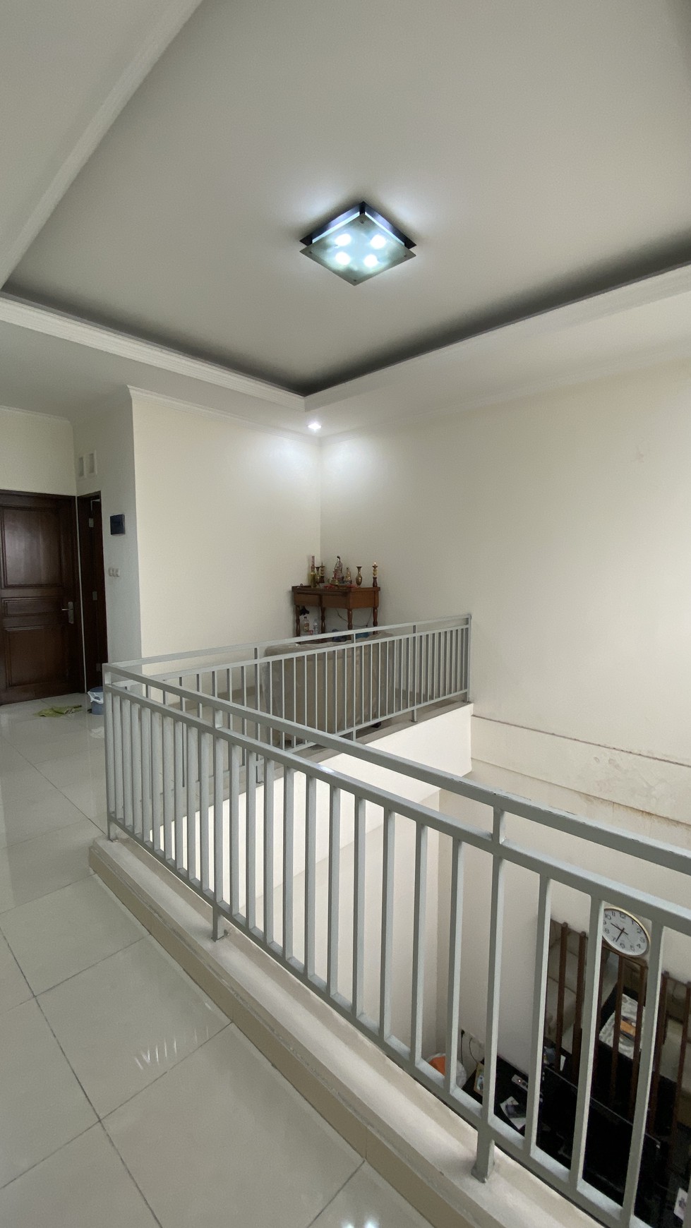 Rumah Kondisi Bagus 2 Lt Strategis Tanjung Duren. Walking distance pusat kuliner Tanjung Duren Raya.