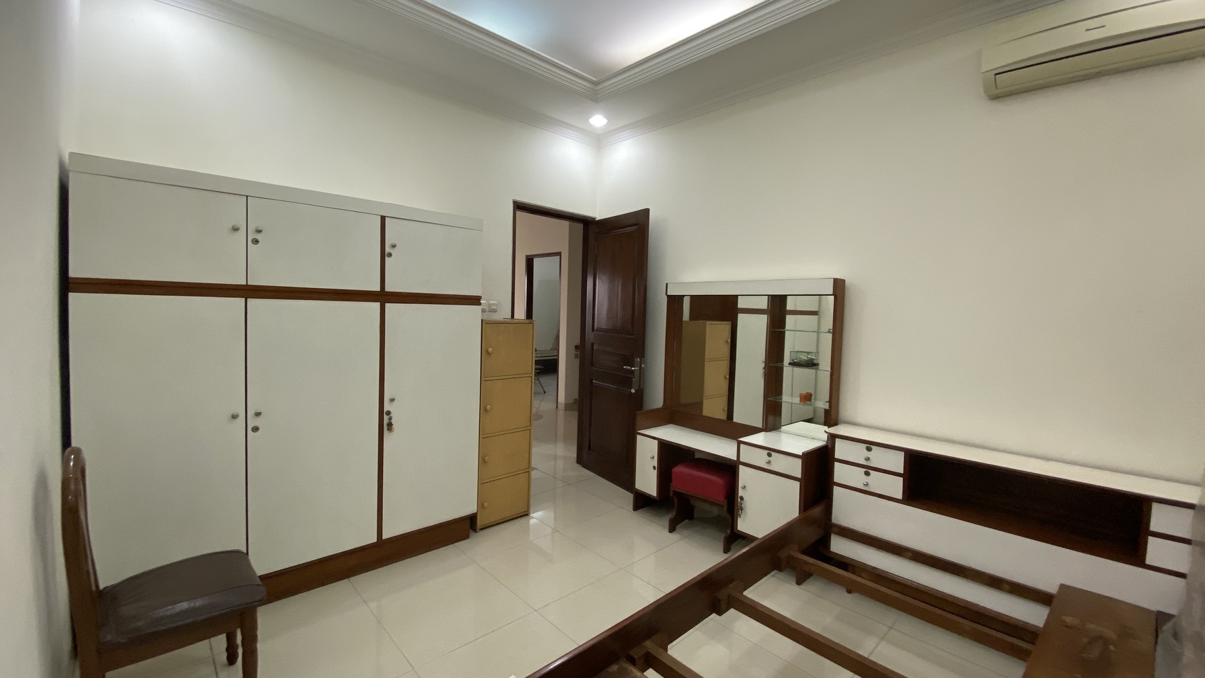 Rumah Kondisi Bagus 2 Lt Strategis Tanjung Duren. Walking distance pusat kuliner Tanjung Duren Raya.