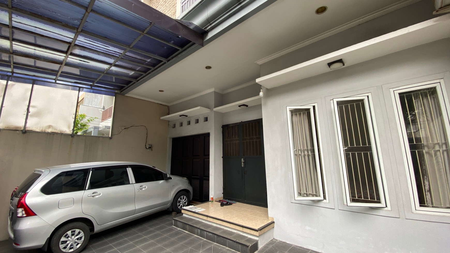 Rumah Kondisi Bagus 2 Lt Strategis Tanjung Duren. Walking distance pusat kuliner Tanjung Duren Raya.