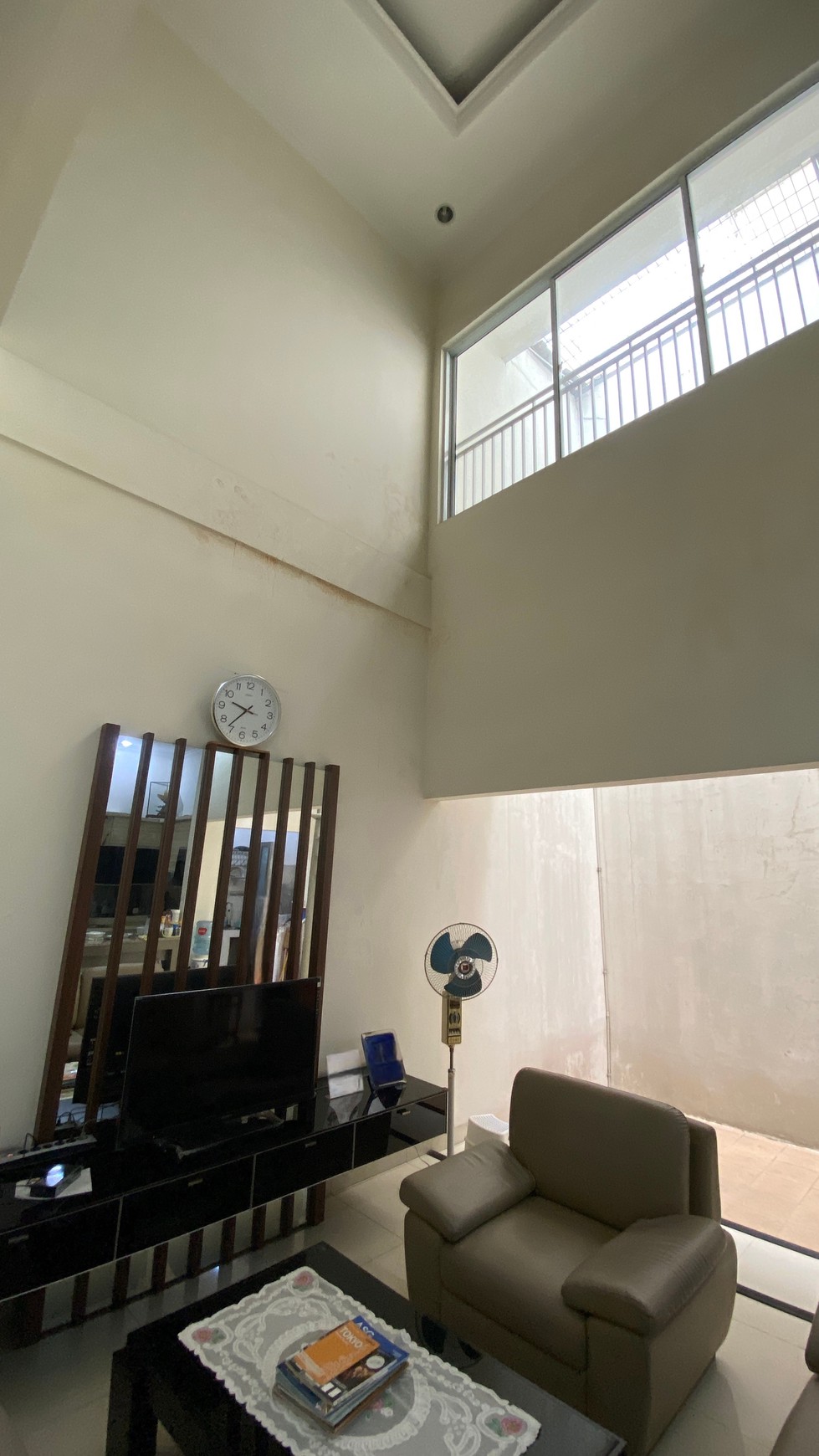 Rumah Kondisi Bagus 2 Lt Strategis Tanjung Duren. Walking distance pusat kuliner Tanjung Duren Raya.