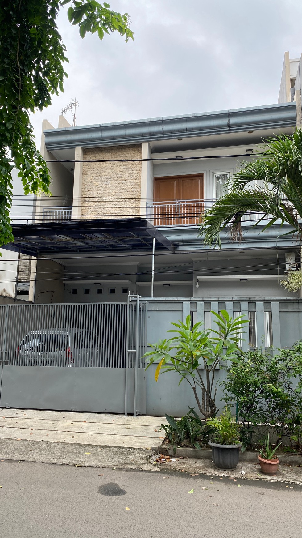 Rumah Kondisi Bagus 2 Lt Strategis Tanjung Duren. Walking distance pusat kuliner Tanjung Duren Raya.