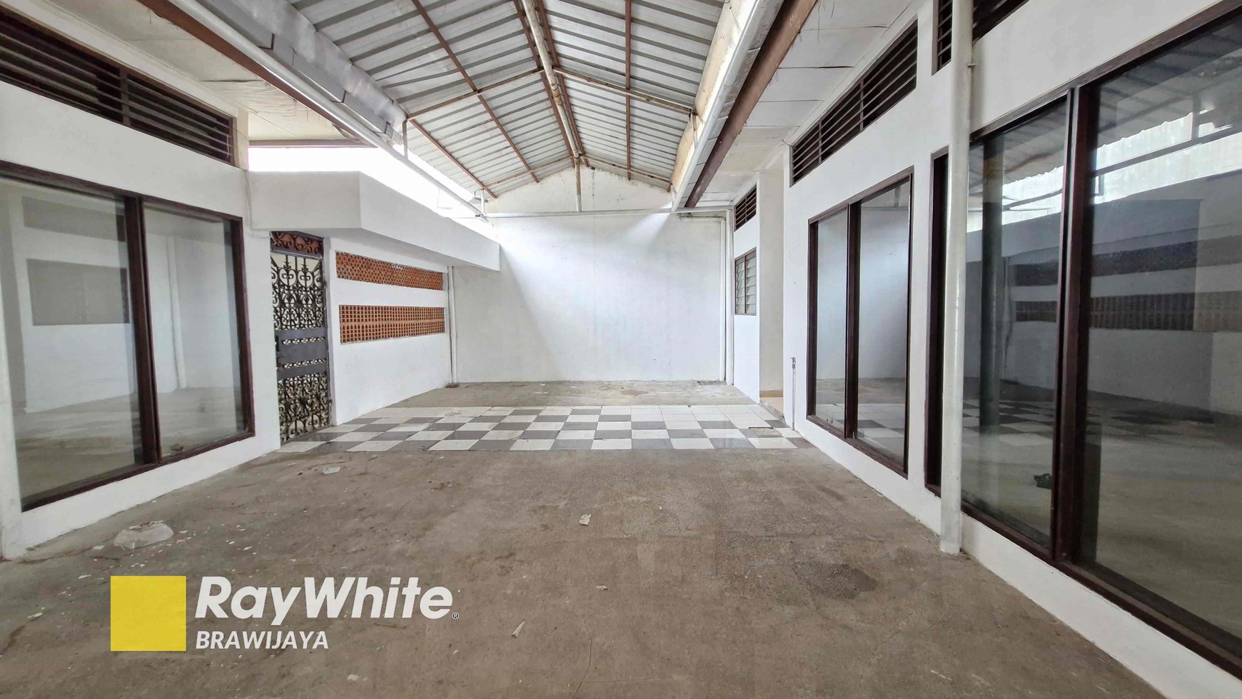 Rumah di Mampang Prapatan, Cocok buat tempat usaha, parkir 20 mobil